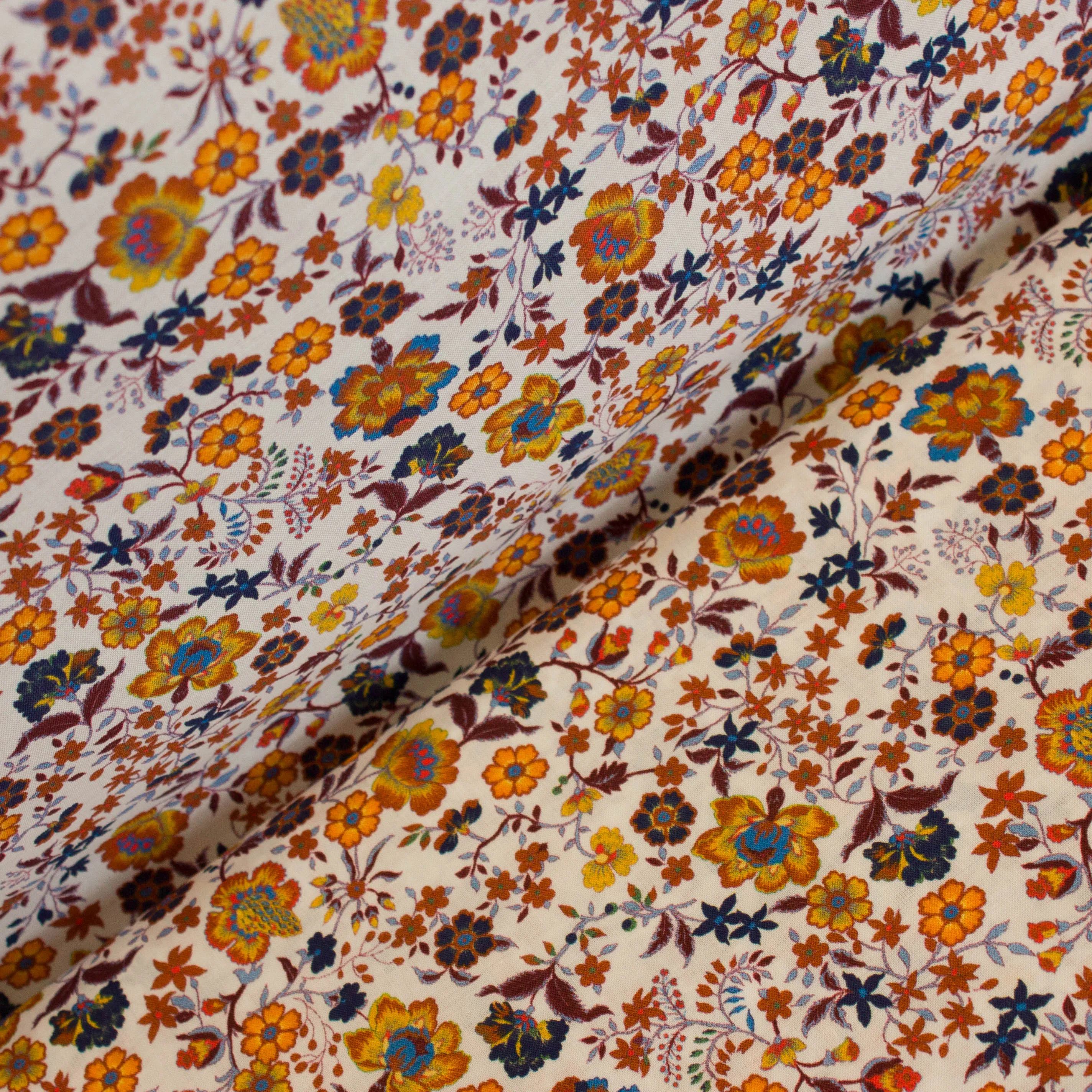Katoen wit met oranje bloemen